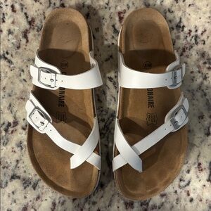 Cushionaire 8.5 8 1/2 Sandals Top Loop Leather White Tan Casual Shoes Everyday